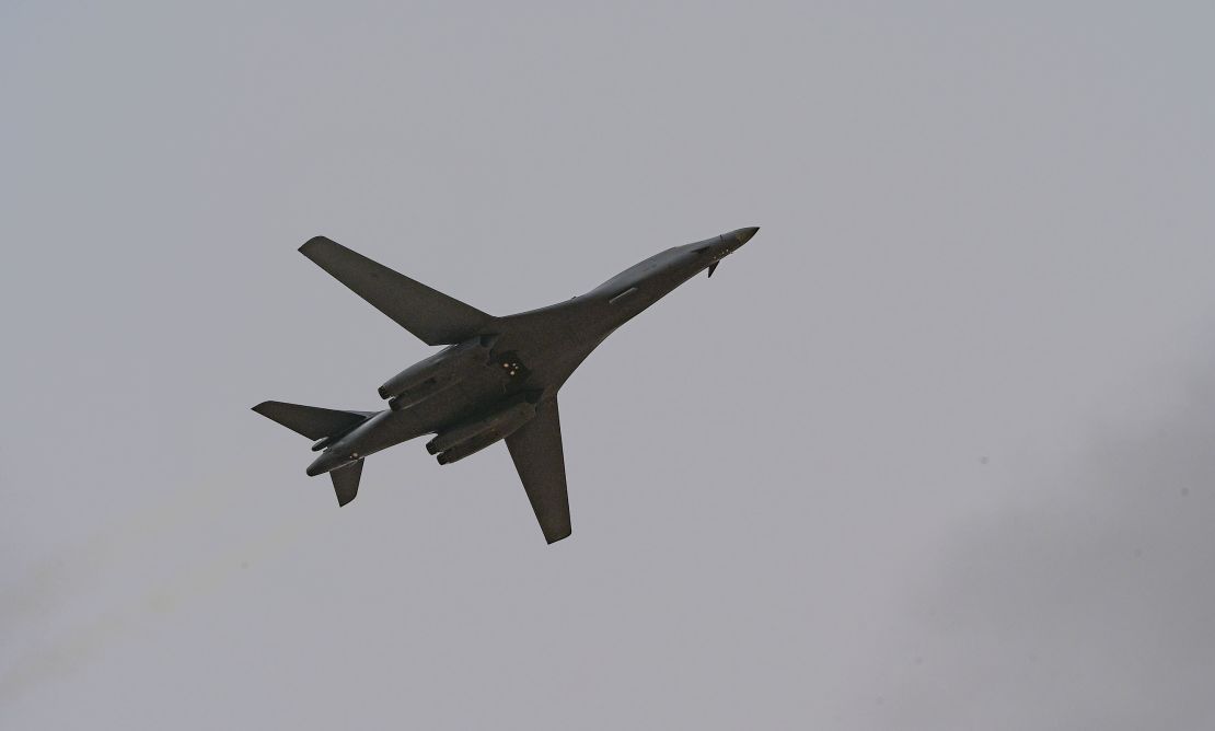 En esta fotografía de junio de 2023 de la Fuerza Aérea de EE.UU., un avión B-1 B Lancer realiza una demostración en TanTan, Marruecos. Sargento