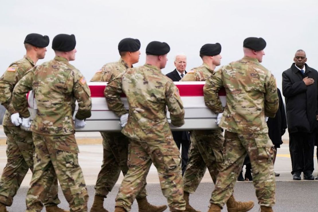 El presidente Joe Biden y el secretario de Defensa Lloyd J. Austin III asisten al traslado digno de los restos de los sargentos de la reserva del ejército William Rivers, Kennedy Sanders y Breonna Moffett en la base aérea de Dover, Delaware, el 2 de febrero de 2024.