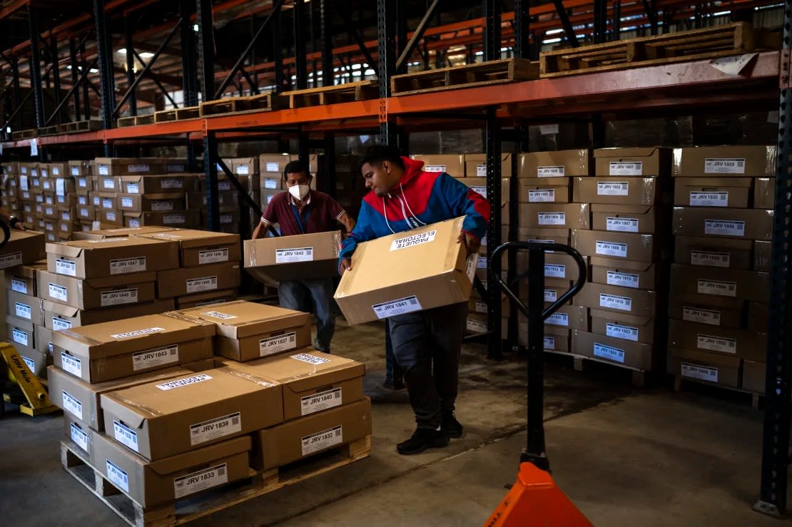 Empleados del Tribunal Supremo Electoral cargan cajas que contienen material electoral para las elecciones presidenciales y legislativas en la Dirección de Organización Electoral en San Marcos, El Salvador, el 2 de febrero de 2024. Yuri Cortez/AFP/Getty Images