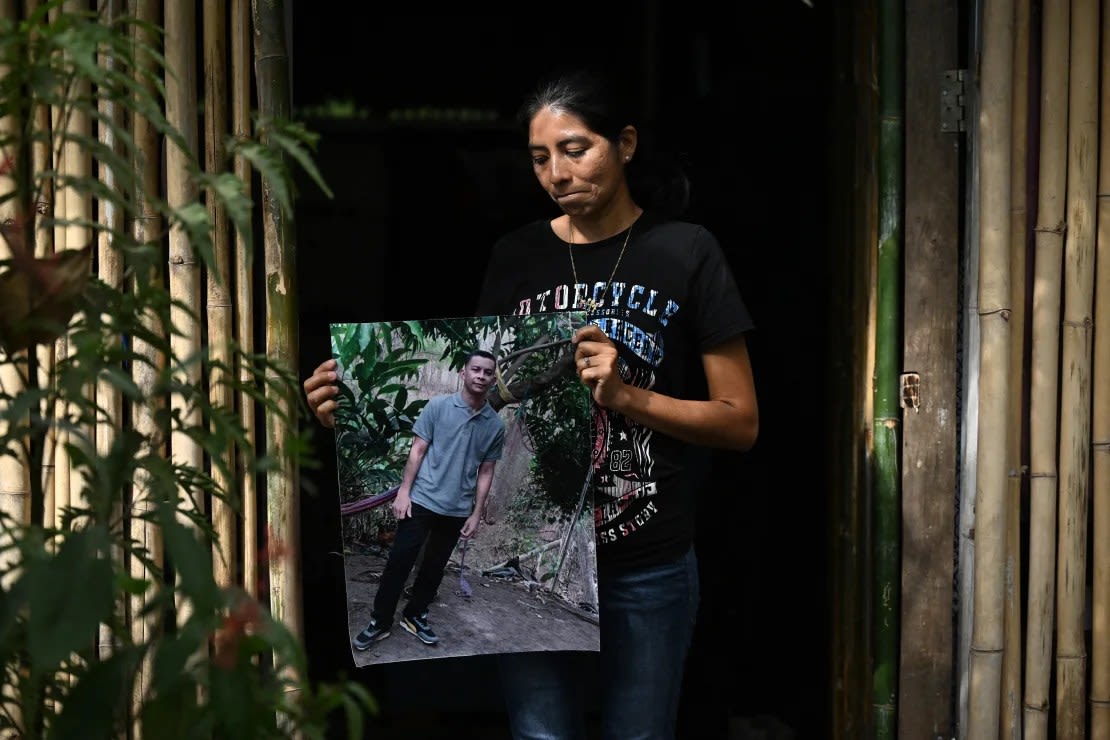 La salvadoreña Sandra Hernández con una fotografía de su esposo José Dimas Medrano, quien fue detenido bajo el estado de emergencia y murió de insuficiencia renal mientras estaba en prisión, en El Rosario, El Salvador, el 29 de enero de 2024. Stringer/AFP/Getty Images