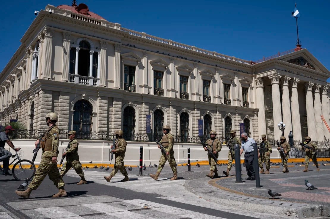 Soldados patrullan frente al edificio del Palacio Nacional en la plaza Barrios en el centro histórico de San Salvador el 31 de enero de 2024. Yuri Cortez/AFP/Getty Images