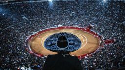 Un hombre con un sombrero tradicional de mariachi observa una corrida de toros en la Monumental Plaza de Toros de México en la Ciudad de México el 28 de enero de 2024. Las corridas de toros se reanudaron el domingo en la Ciudad de México después de que la Corte Suprema revocara una suspensión anterior. 
​