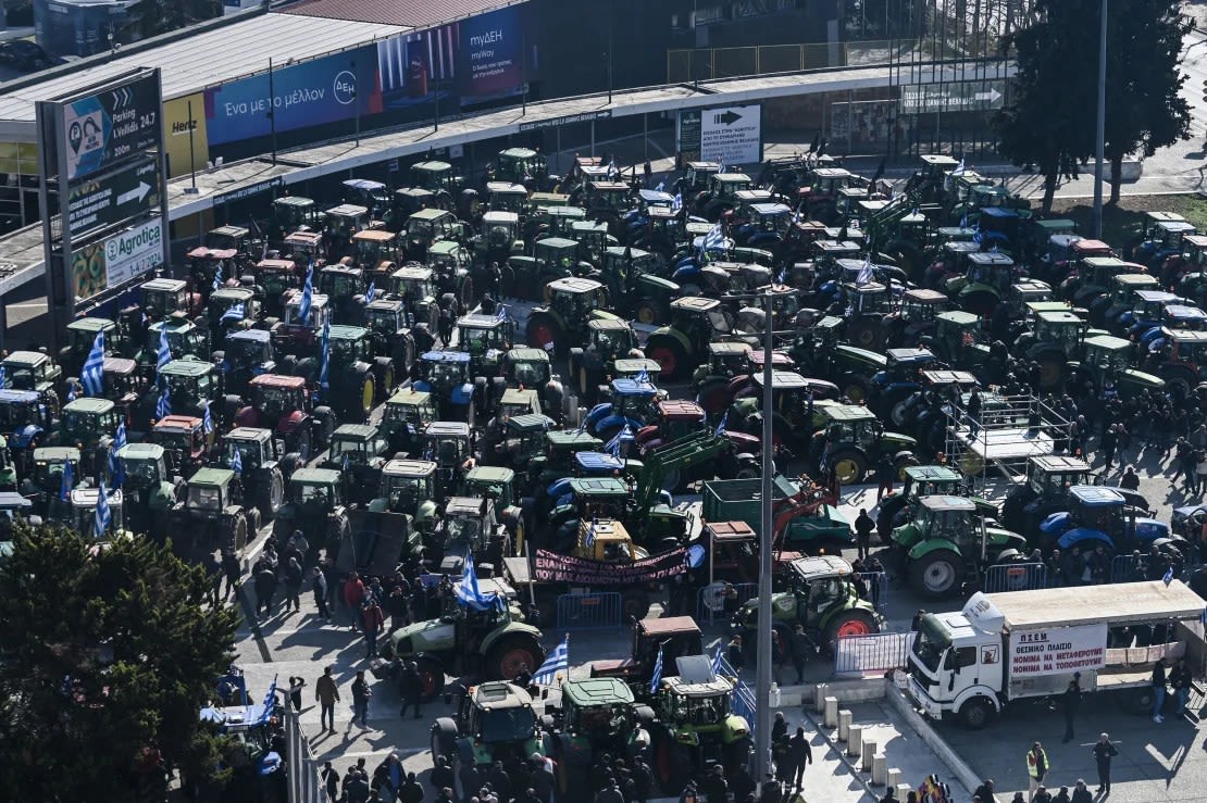 Agricultores se reúnen con sus tractores en la feria agrícola Agrotica de Tesalónica, Grecia.