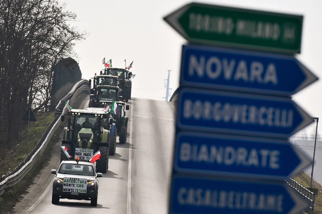 Tractores participan en la Protesta Campesina del 31 de enero en Novara, Italia.