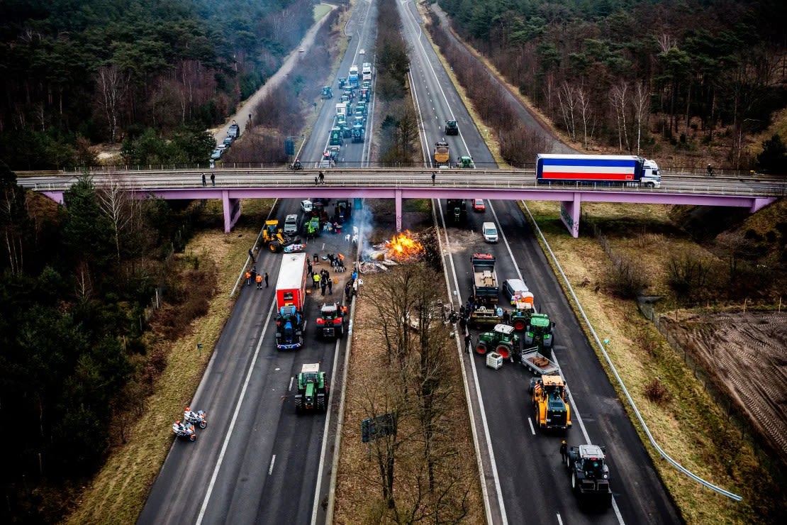 Agricultores holandeses y belgas participan en un bloqueo de carreteras cerca del paso fronterizo entre Bélgica y los Países Bajos, en Arendonk.