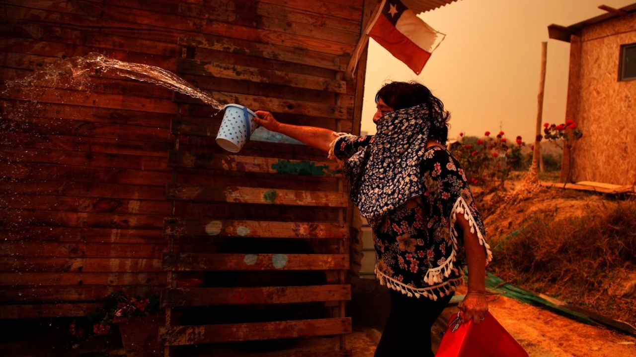 Una mujer apaga un incendio forestal que afecta los cerros de la comuna de Quilpe, región de Valparaíso, Chile, el 3 de febrero de 2024.