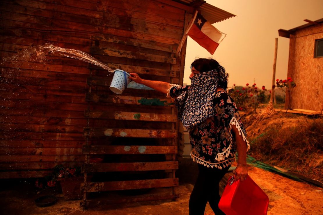 Una mujer apaga un incendio forestal que afecta los cerros de la comuna de Quilpe, región de Valparaíso, Chile, el 3 de febrero de 2024.