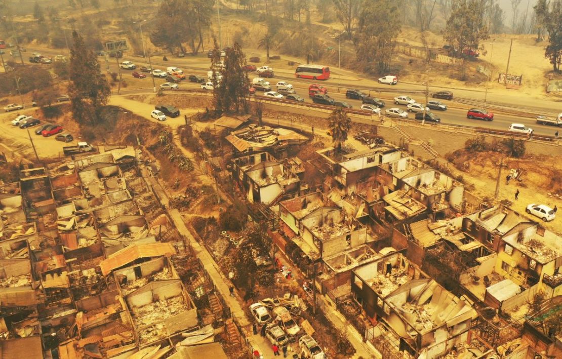 Vista aérea de casas quemadas tras un incendio forestal que afectó los cerros de Quilpe, Viña del Mar, Chile, tomada el 3 de febrero de 2024. La región de Valparaoso y Viña del Mar, en el centro de Chile, amaneció el sábado con un toque de queda parcial para permitir el movimiento de evacuados y el traslado de equipos de emergencia en medio de una serie de incendios sin precedentes, informaron las autoridades.