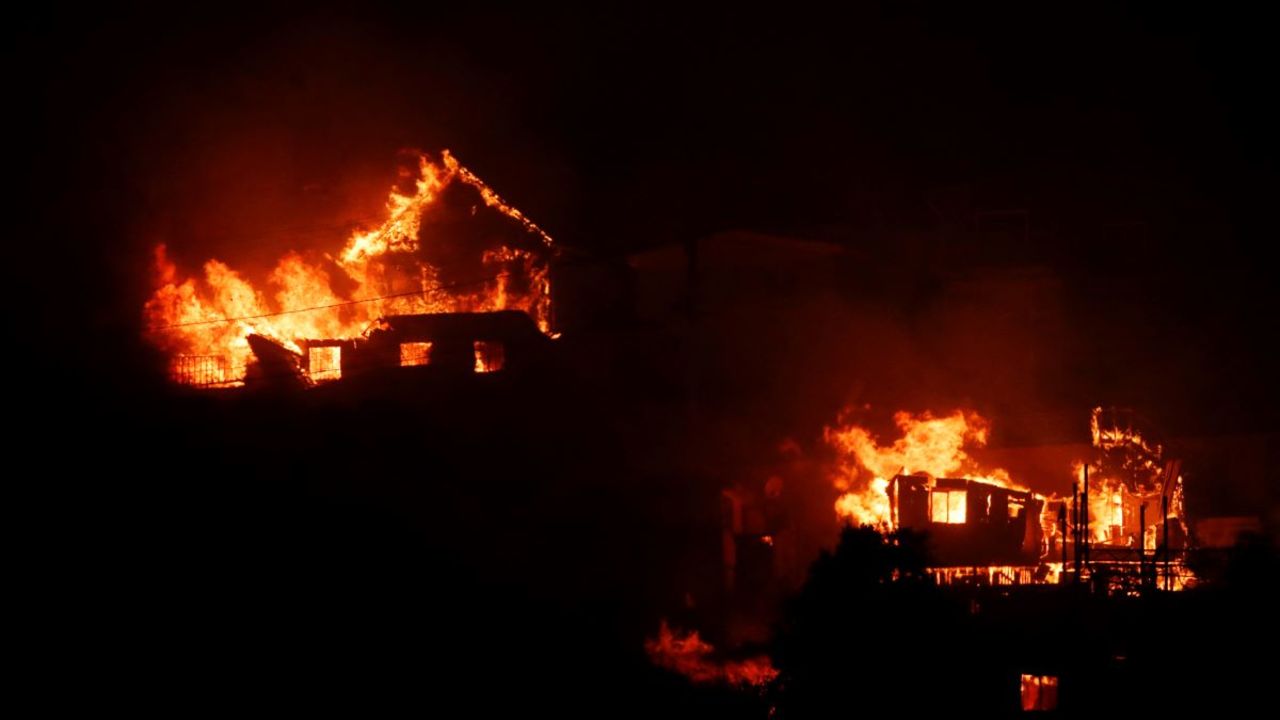 Casas arden durante un incendio en Viña del Mar, Chile, el 3 de febrero de 2024.