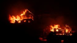 Casas arden durante un incendio en Viña del Mar, Chile, el 3 de febrero de 2024.