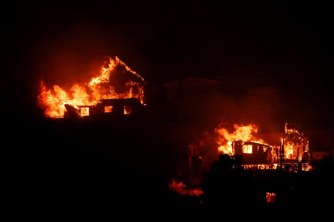 Casas arden durante un incendio en Viña del Mar, Chile, el 3 de febrero de 2024.