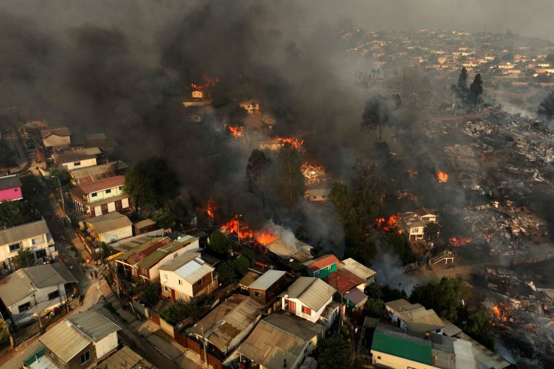 CNNE 1561080 - chile-incendio-aerea