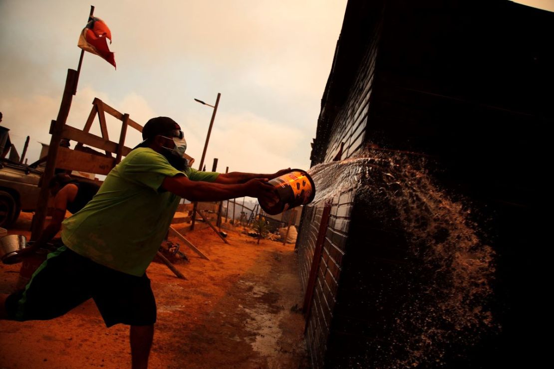 Un hombre apaga un incendio forestal en la zona de un incendio forestal en las colinas de la comuna de Quilpe, región de Valparaíso, Chile, el 3 de febrero de 2024.