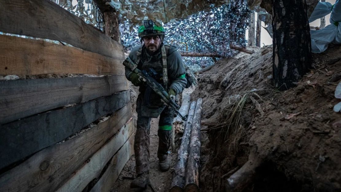 Un soldado de infantería ucraniano en las trincheras de la línea del frente, en el bosque de Kreminna, en el óblast de Luhansk, el 31 de enero de 2024. Ignacio Marín/Anadolu/Getty Images