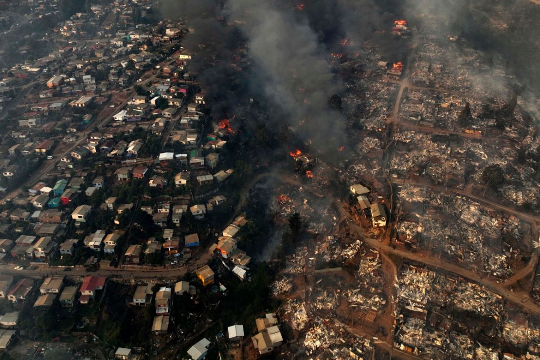 Vista aérea del incendio forestal que afecta a los cerros de la ciudad de Viña del Mar en el sector de Las Pataguas, Chile, tomada el 3 de febrero de 2024.