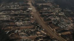 CNNE 1561215 - dron muestra los restos de las casas quemadas en chile tras incendios