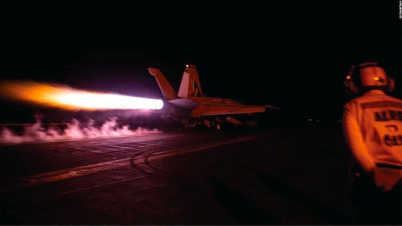 Mira las imágenes del comando central de ee. Uu. De los f-18 despegando del portaaviones | cnn
