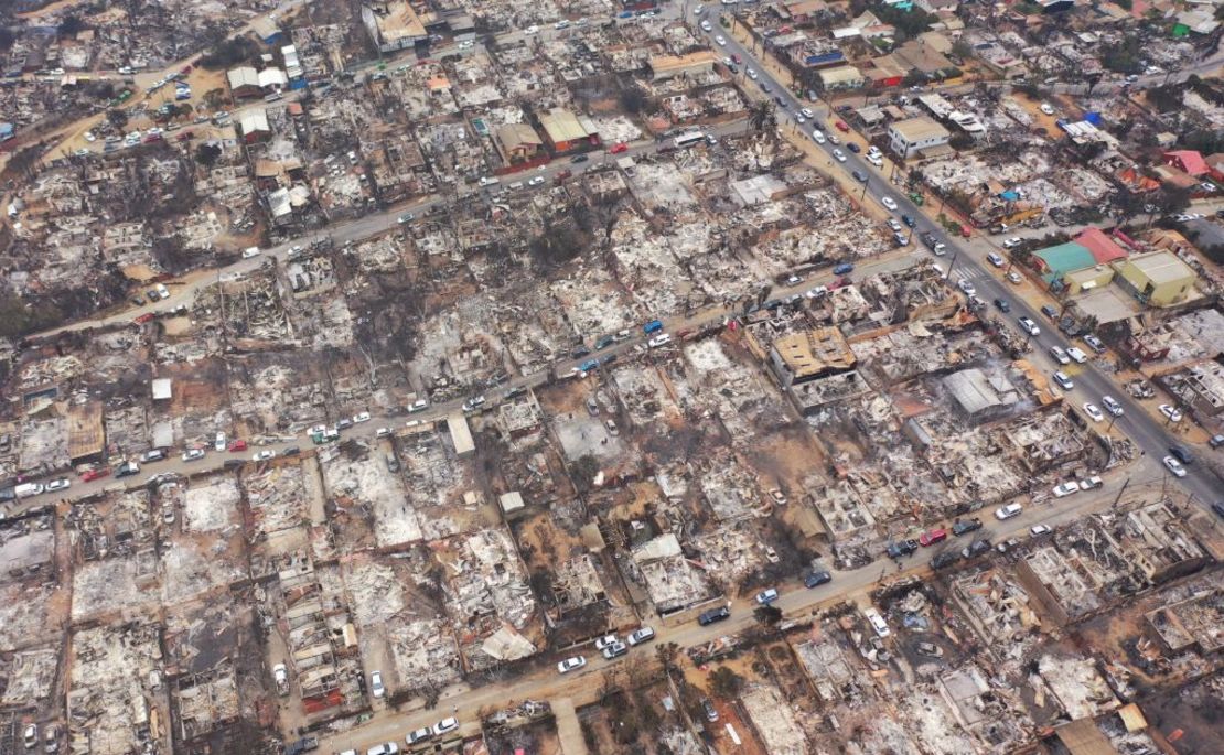 Vista aérea de casas quemadas después de un incendio forestal en Quilpue, Viña del Mar, Chile, tomada el 4 de febrero de 2024. Crédito: RODRIGO ARANGUA/AFP vía Getty Images