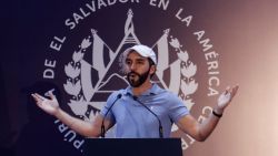 Nayib Bukele habla durante una conferencia de prensa después de emitir su voto el 4 de febrero 2024 en San Salvador, El Salvador.