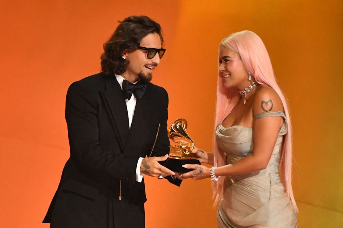 La cantante colombiana Karol G acepta el premio al Mejor Álbum de Música Urbana por "Manana Sera Bonito" del cantante colombiano Maluma en el escenario durante la 66ª Entrega Anual de los Premios Grammy en el Crypto.com Arena de Los Ángeles el 4 de febrero de 2024.