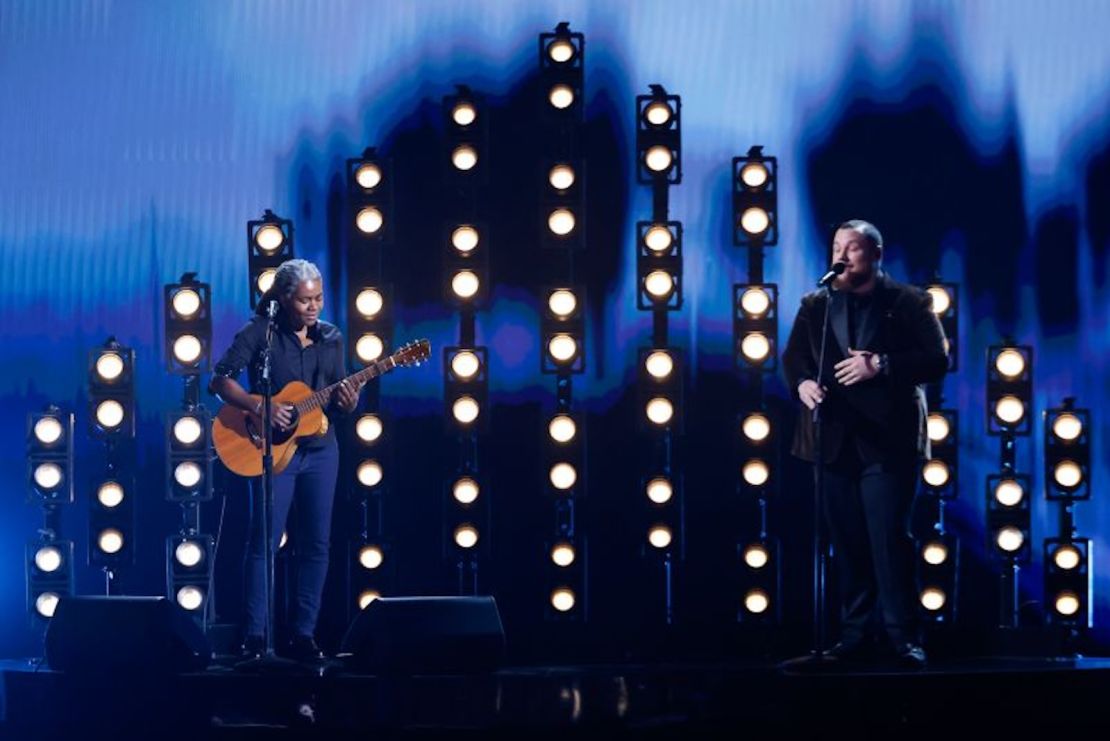 Tracy Chapman y Luke Combs actúan en la 66ª Entrega Anual de los Premios Grammy.