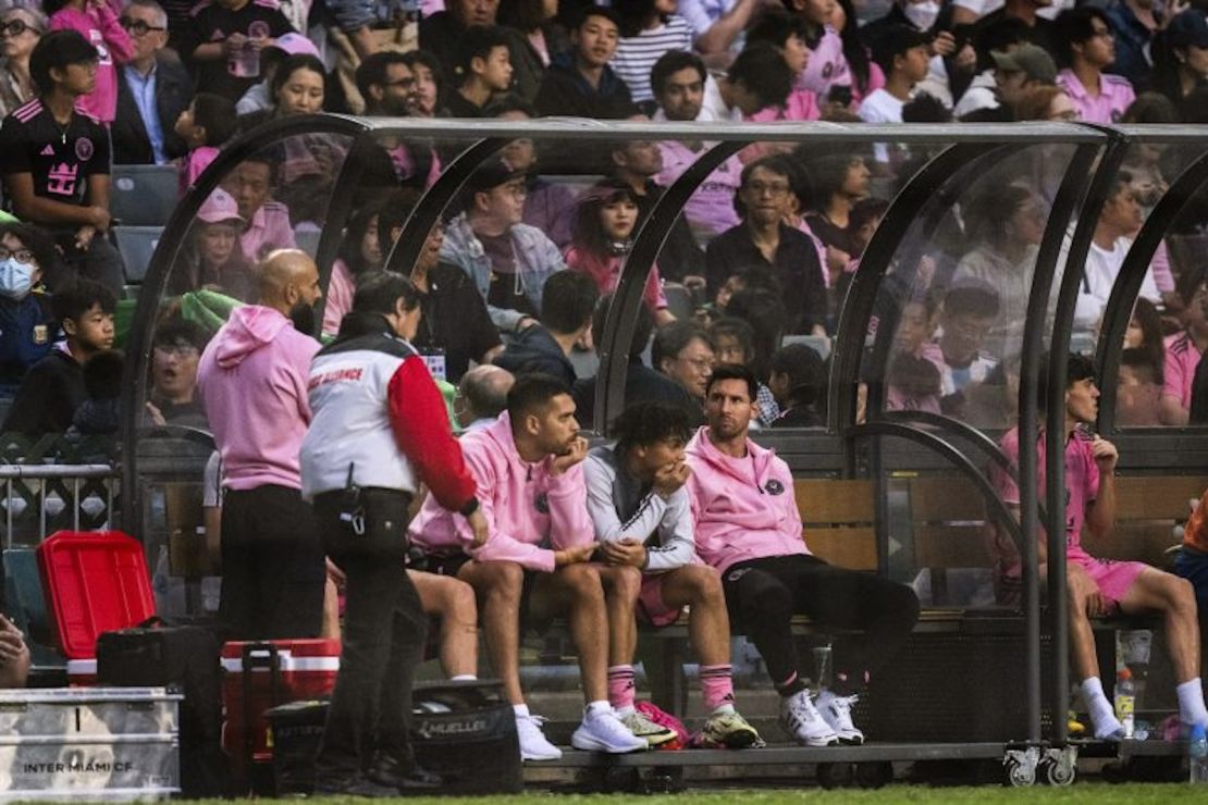 Messi se quedó en el banquillo por lesión durante el partido del domingo en Hong Kong.