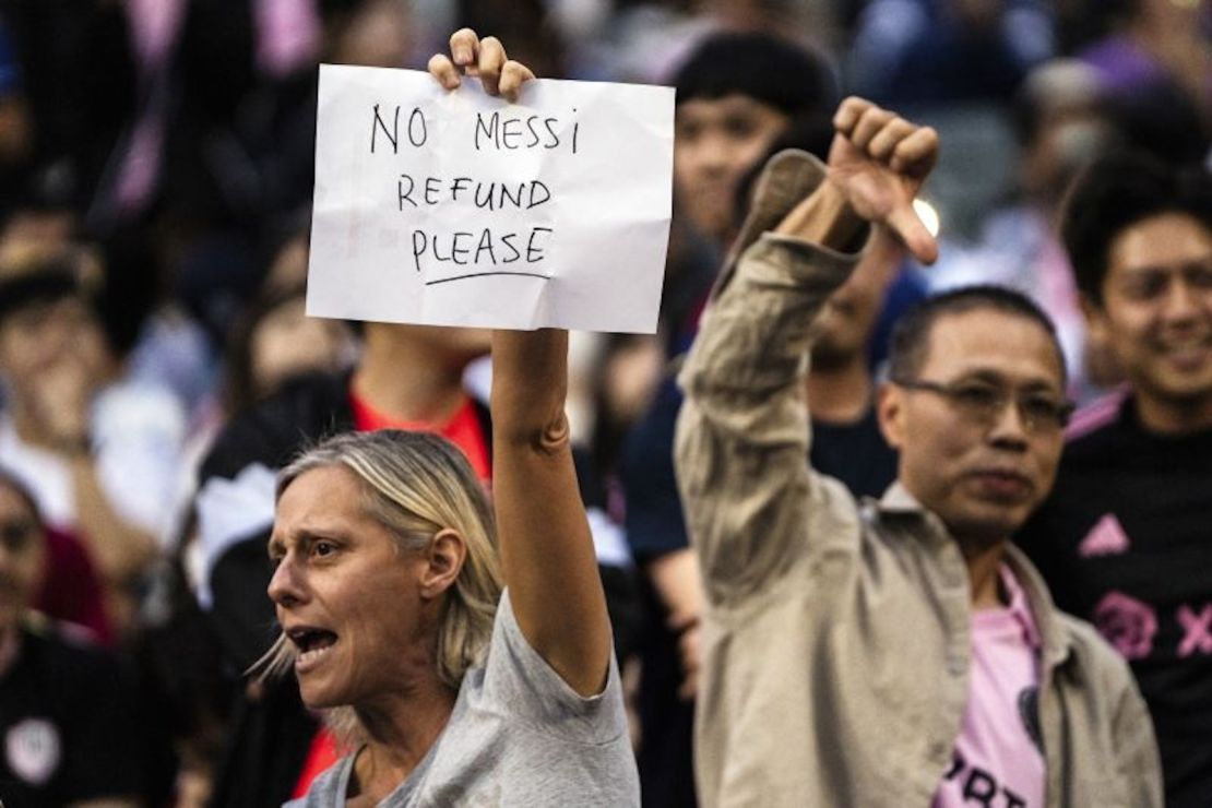 Aficionados de Lio Messi protestan en un partido de exhibición del Inter de Miami en Hong Kong porque el argentino no salió a la cancha el 4 de febrero de 2024.