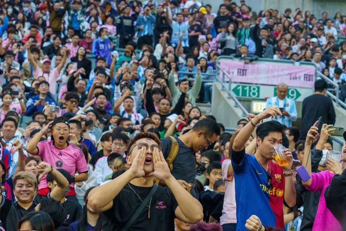 Los aficionados dejan claro sus sentimientos tras la ausencia de Lionel Messi en Hong Kong.