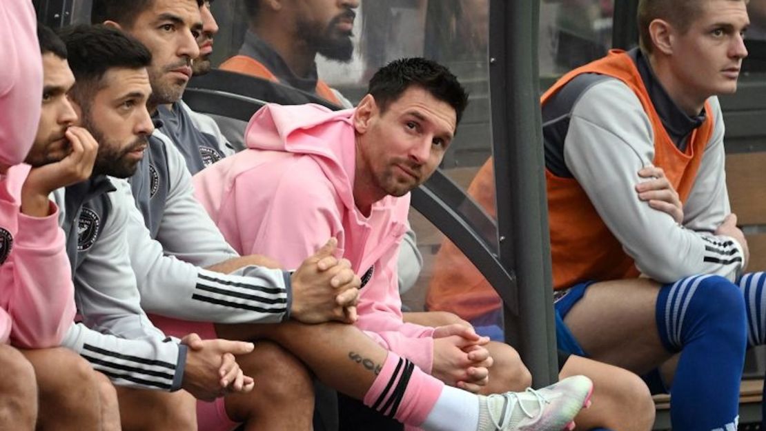 Lionel Messi en el banquillo durante un amistoso entre el XI de Hong Kong y el Inter Miami el 4 de febrero de 2024.