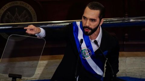 La represión de Nayib Bukele contra las bandas criminales ha sido criticada, pero lo hizo enormemente popular, aunque ha tenido críticas por violación a los derechos humanos.