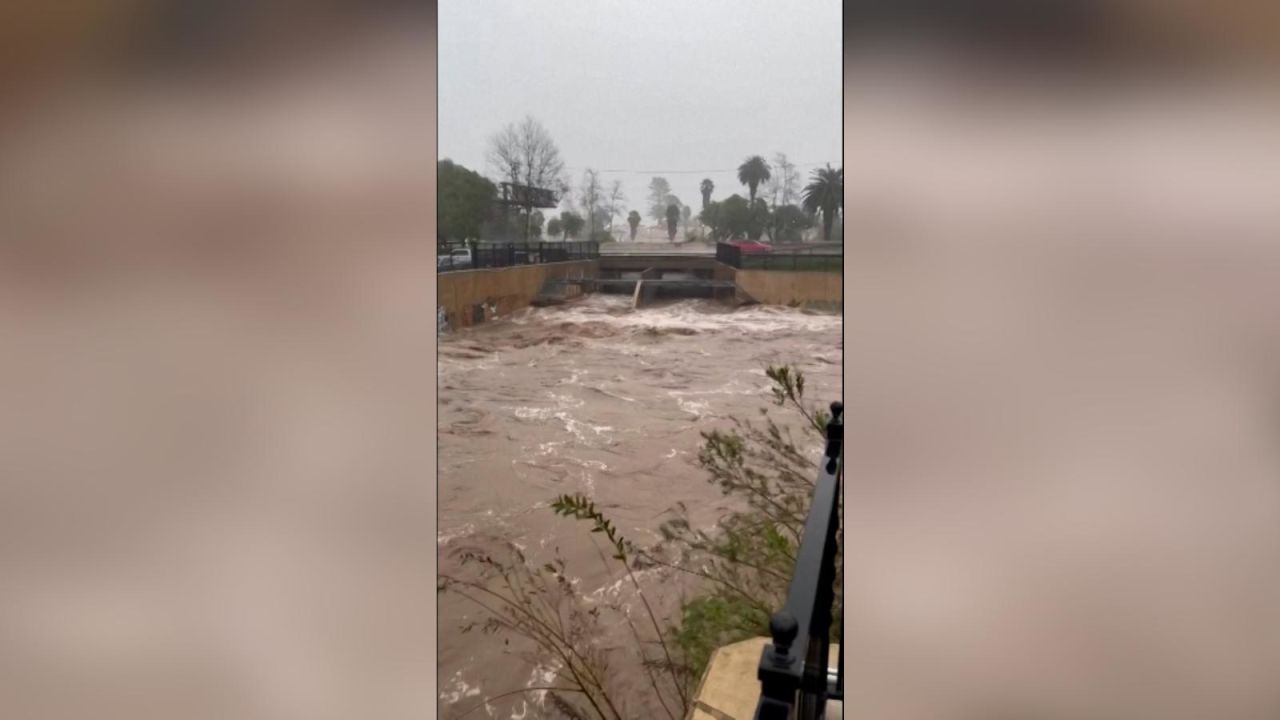 CNNE 1561574 - rio atmosferico azota california con fuertes lluvias y apagones