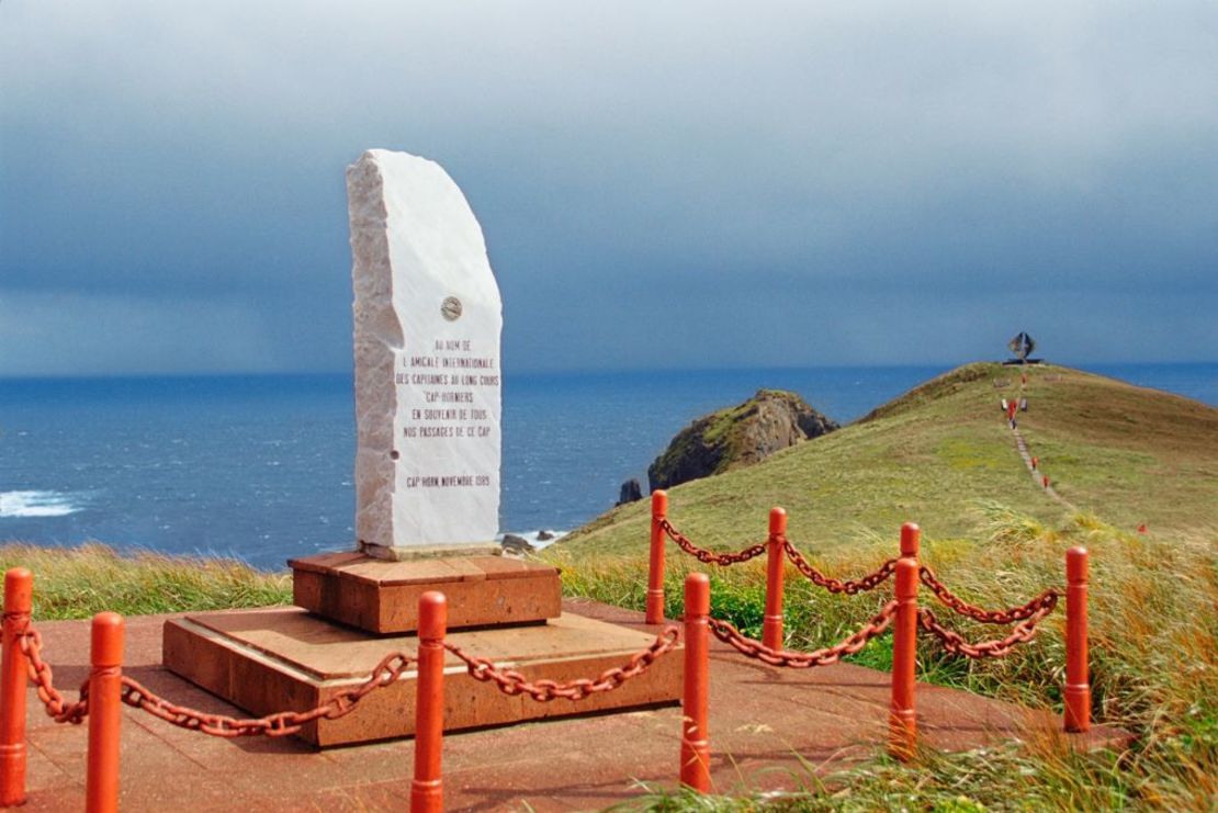 En el Cabo de Hornos hay un monumento que recuerda a los 10.000 marineros que se cree que murieron navegando en el Drake. Crédito: DreamPictures/Photodisc/Getty Images