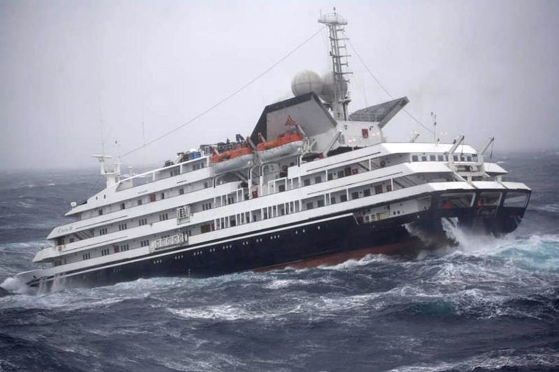 En 2010, el barco turístico Clelia II se declaró en emergencia tras sufrir un fallo de motor en el Drake. Crédito: Fiona Stewart, Garett McIntosh/AP