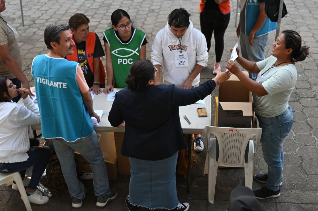 Una mujer muestra una papeleta durante el recuento de votos para las elecciones presidenciales y legislativas en un colegio electoral en San Salvador el 4 de febrero de 2024.