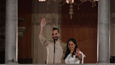 Nayib Bukele saluda a simpatizantes junto a su esposa Gabriela Rodríguez tras las elecciones presidenciales y legislativas de El Salvador, el 4 de febrero de 2024.