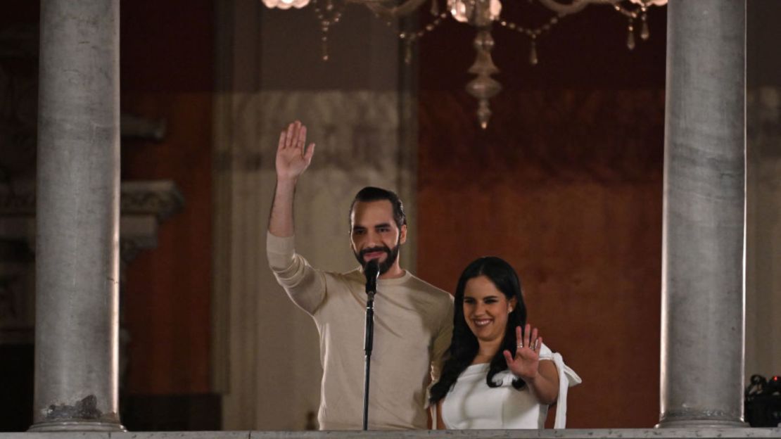 Nayib Bukele saluda a simpatizantes junto a su esposa Gabriela Rodríguez tras las elecciones presidenciales y legislativas de El Salvador, el 4 de febrero de 2024.