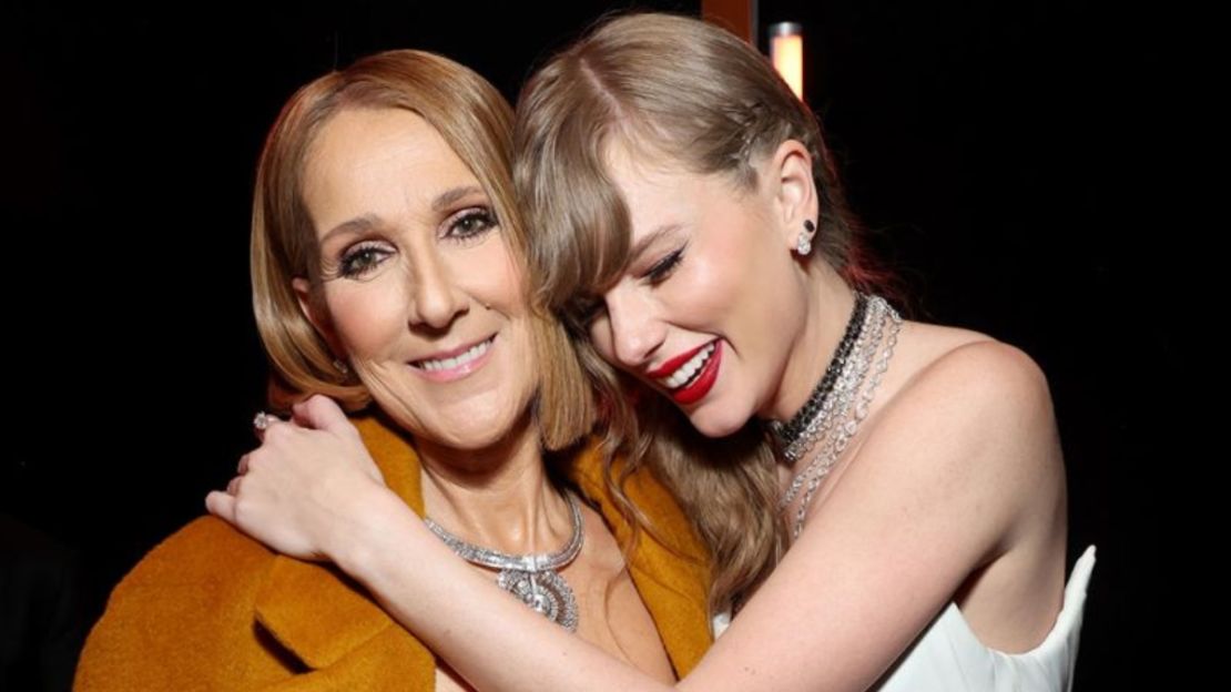 Celine Dion y Taylor Swift se abrazan en la 66ª edición de los premios Grammy el 4 de febrero.