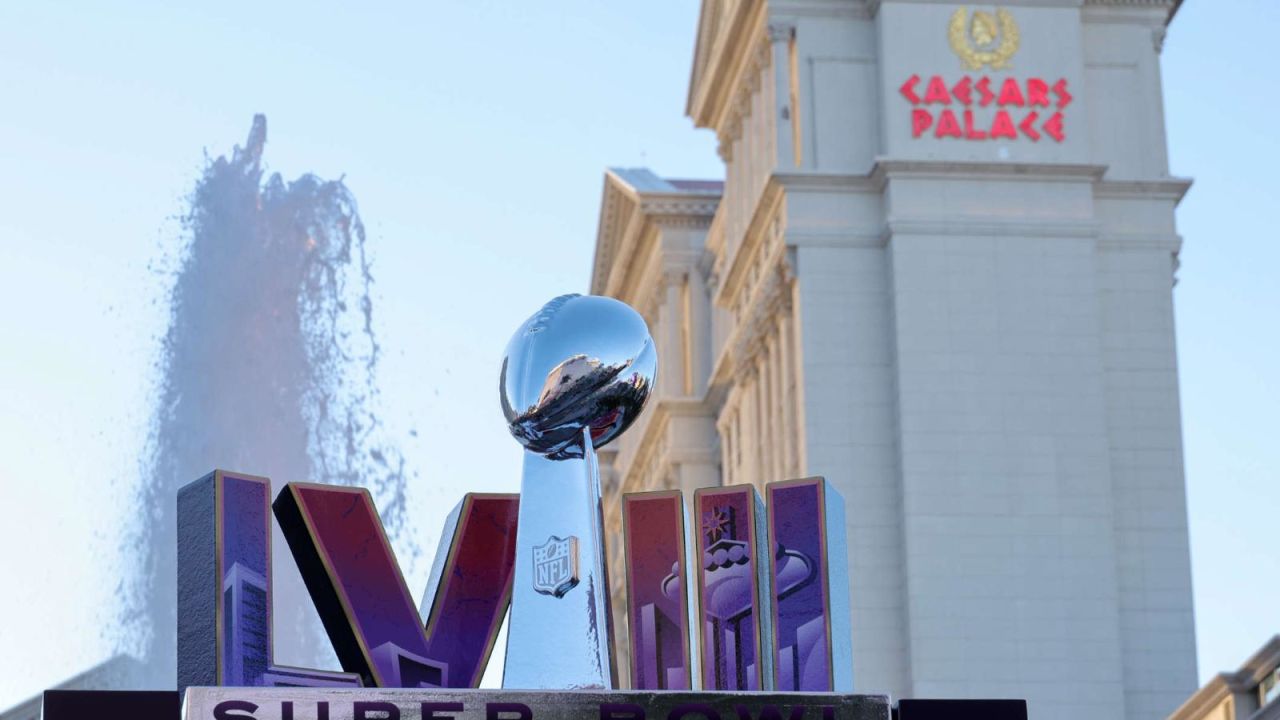 CNNE 1561849 - la deslumbrante proyeccion del caesar palace por el super bowl lviii