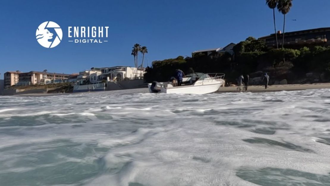 Una captura de pantalla de un video muestra a personas saliendo de un barco en Windansea Beach en La Jolla, California. Cortesía de Enright Digital