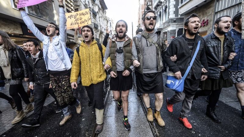 Hombres apoyan los derechos de las mujeres en Turquía… poniéndose minifaldas | CNN