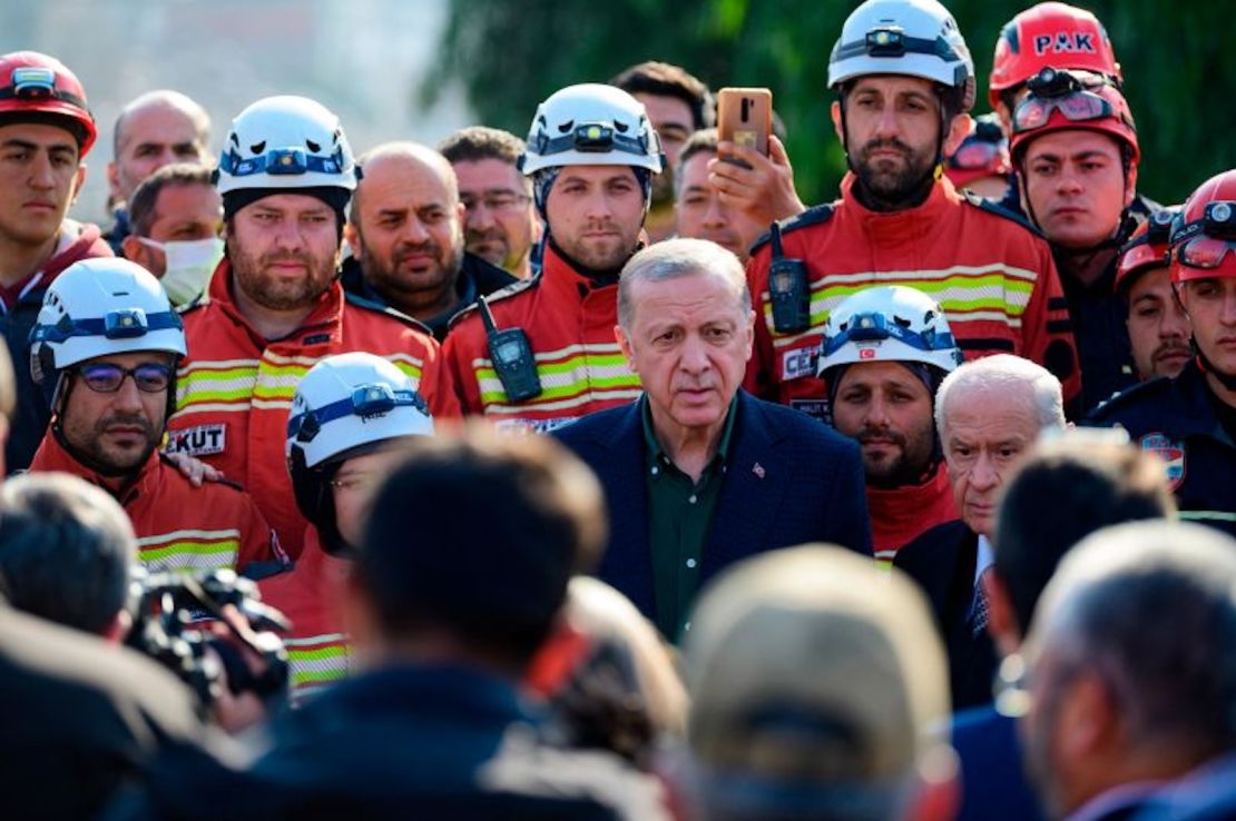 El presidente de Turquía, Recep Tayyip Erdogan, junto a los trabajadores de rescate mientras visita la provincia de Hatay, en el sureste del país, muy afectada, el 20 de febrero de 2023.