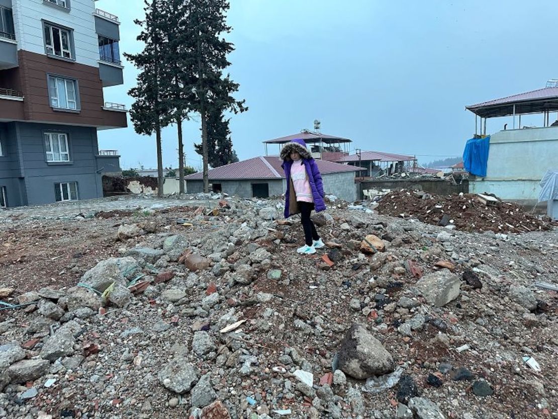 Sengul Karabas, que ahora tiene 7 años, se encuentra en lo que queda de su antigua casa en Islahiye. Perdió a su madre y a su hermano cuando el edificio se derrumbó durante el terremoto.