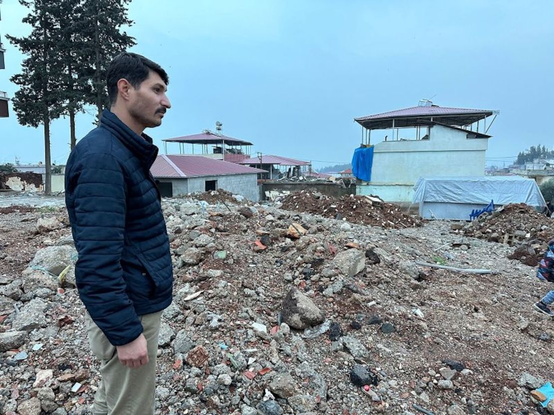 Sezai Karabas se encuentra entre los escombros de su antigua casa en Islahiye, provincia de Gaziantep, en el sur de Turquía.