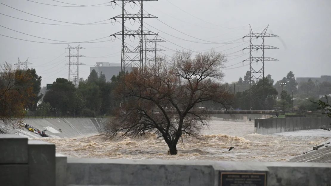 El agua arrasa el río Los Ángeles el lunes mientras el segundo y más poderoso de dos ríos atmosféricos inunda la ciudad.