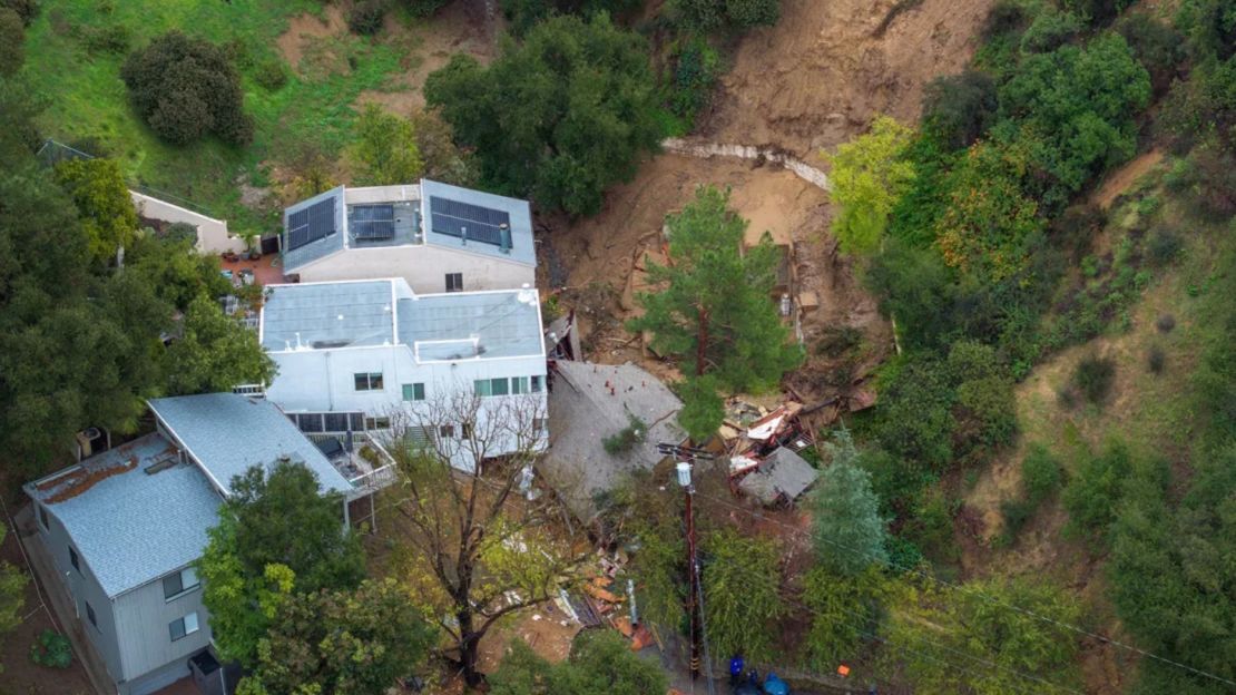 Esta vista aérea muestra una casa destruida por un deslizamiento de tierra en Los Ángeles el lunes.
