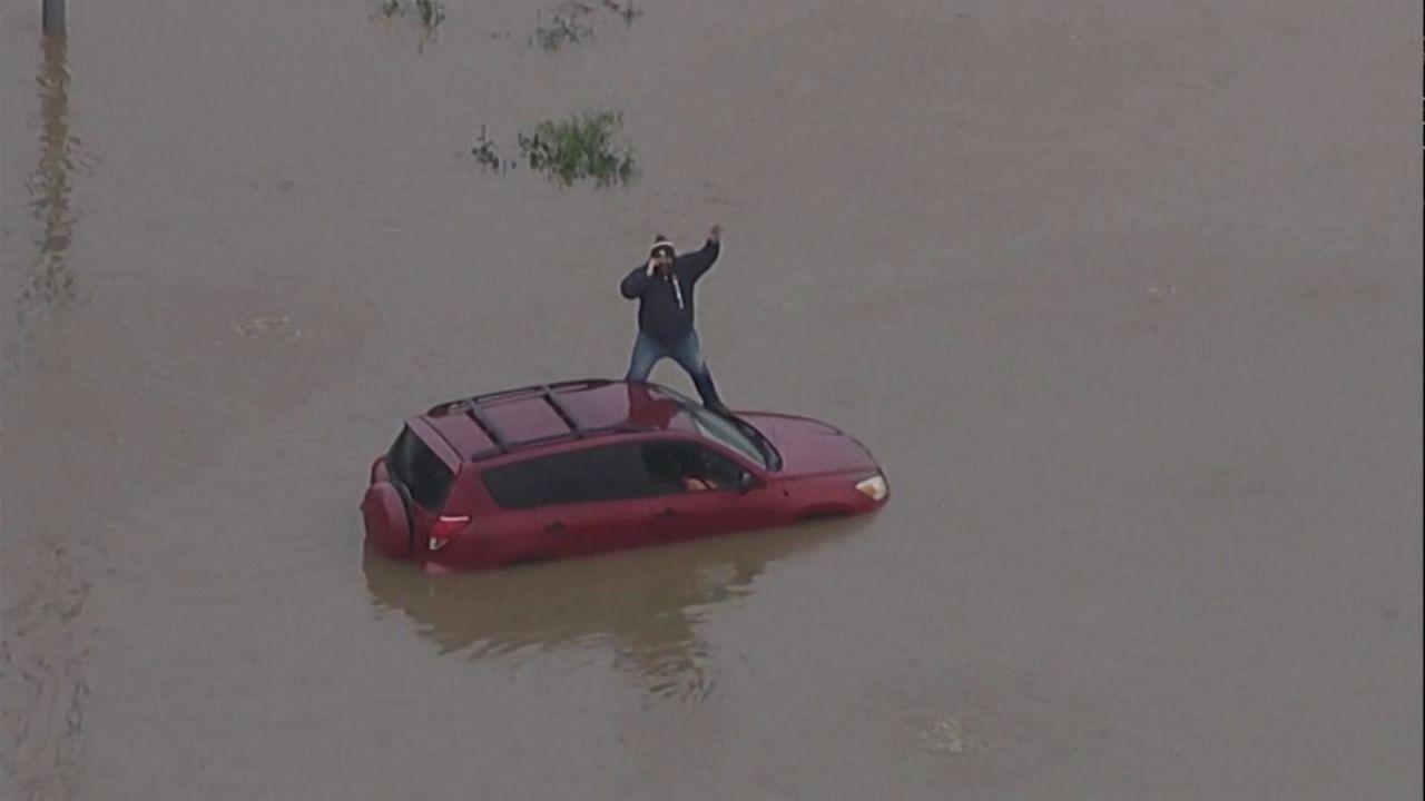 CNNE 1575649 - asi rescatan a una persona en las inundaciones en los angeles