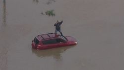 CNNE 1575649 - asi rescatan a una persona en las inundaciones en los angeles