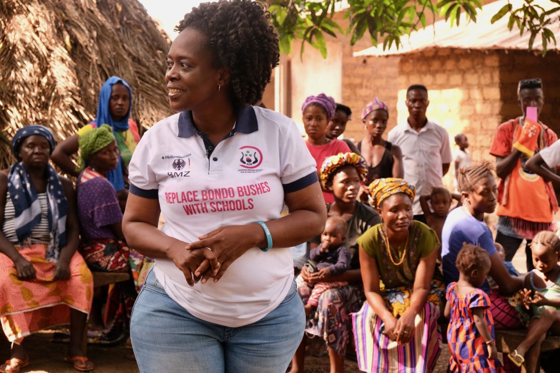 "Escalaremos la montaña y todos estaremos en la cima para decir 'la MGF ha terminado'... y terminará. En nuestra generación", afirma Rugiatu Turay, activista contra la MGF. Crédito: CNN