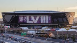 CNNE 1576018 - ¿cuanto cuesta viajar a las vegas para ver el super bowl lviii?