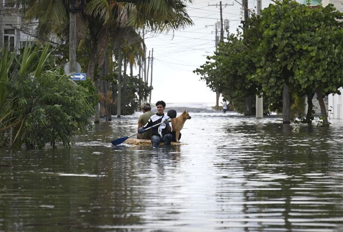 Personas navegan a través de una calle inundada en una balsa en La Habana, el 6 de febrero de 2024.